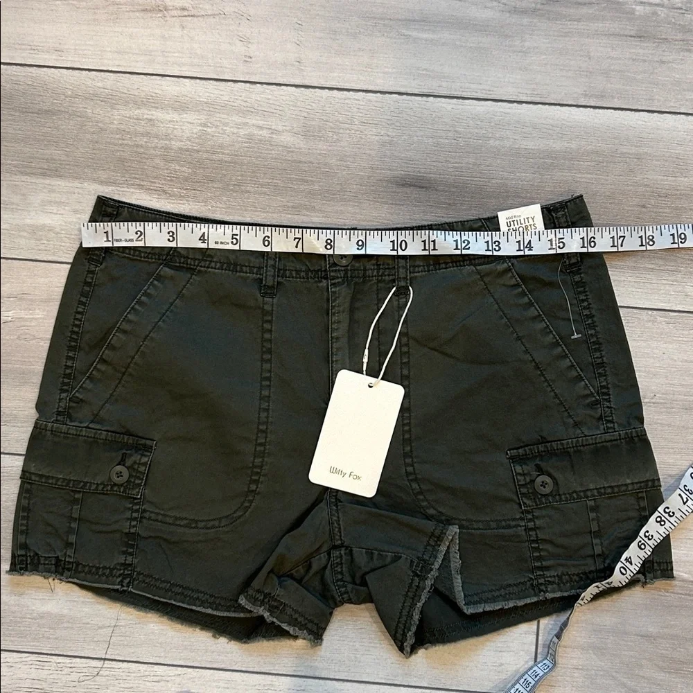 Witty Fox mid rise utility shorts size 29 NWT